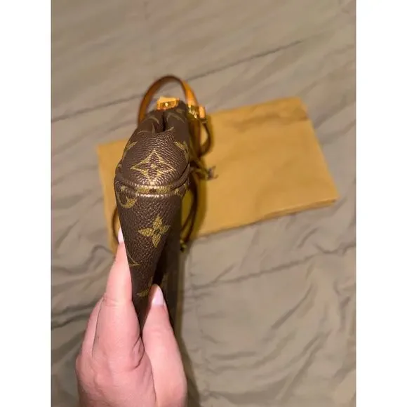 Louis Vuitton Favorite MM Monogram Crossbody bag - Picture 6 of 10